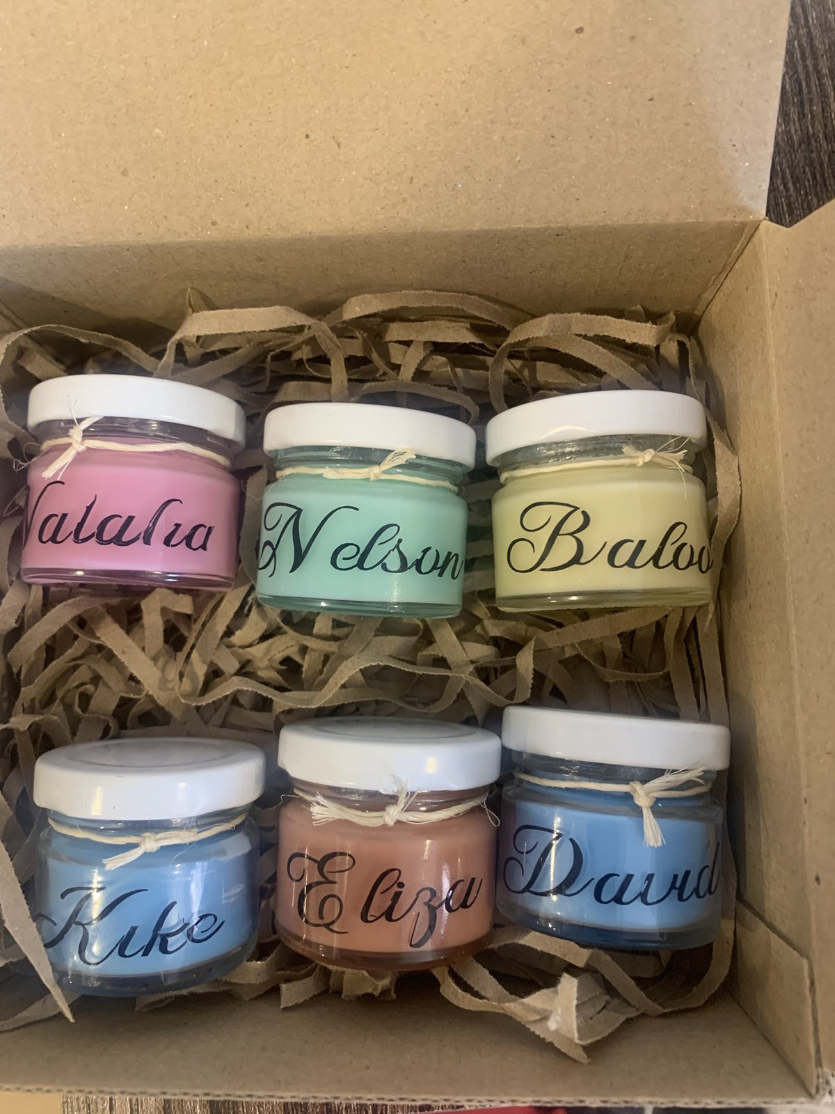 Caja con seis velas de colores personalizadas con nombres